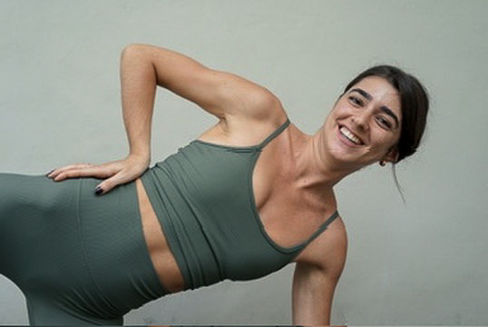 Chloé — posture assise, visage visible